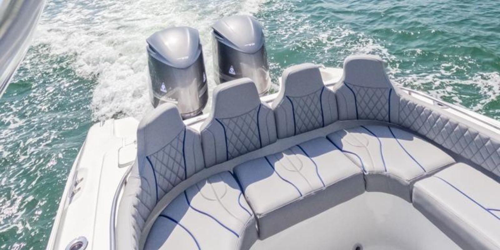 Yates de lujo en Cartagena | Alquiler exclusivo 5 Interior elegante de yates de lujo en Cartagena