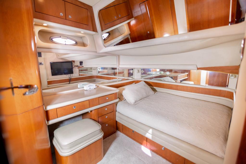 Yates de lujo en Cartagena | Alquiler exclusivo 23 Interior de un yate de lujo