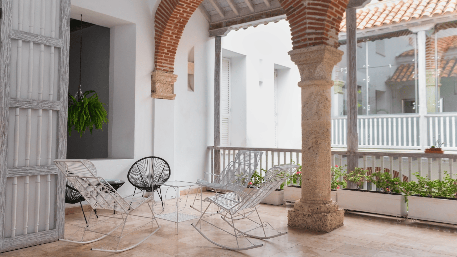Alquiler Vacacional 5 Espacios comunes en Casa Alejandría con mecedoras, ideales para relajarse y disfrutar del ambiente colonial en Cartagena