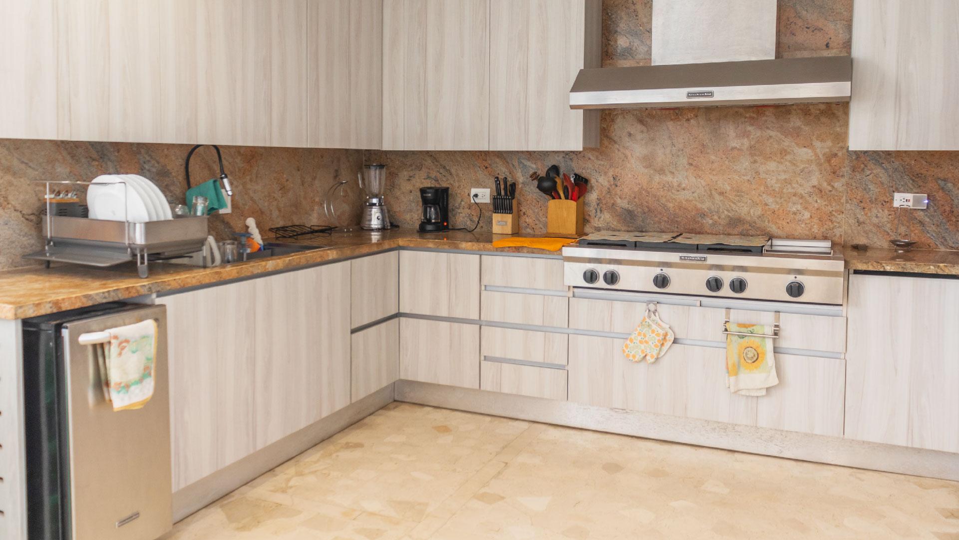 Casa del Faro 67 Cocina equipada Casa del Faro Luxuries Homes Cartagena – Espacio moderno con electrodomésticos de alta gama para una experiencia culinaria excepcional