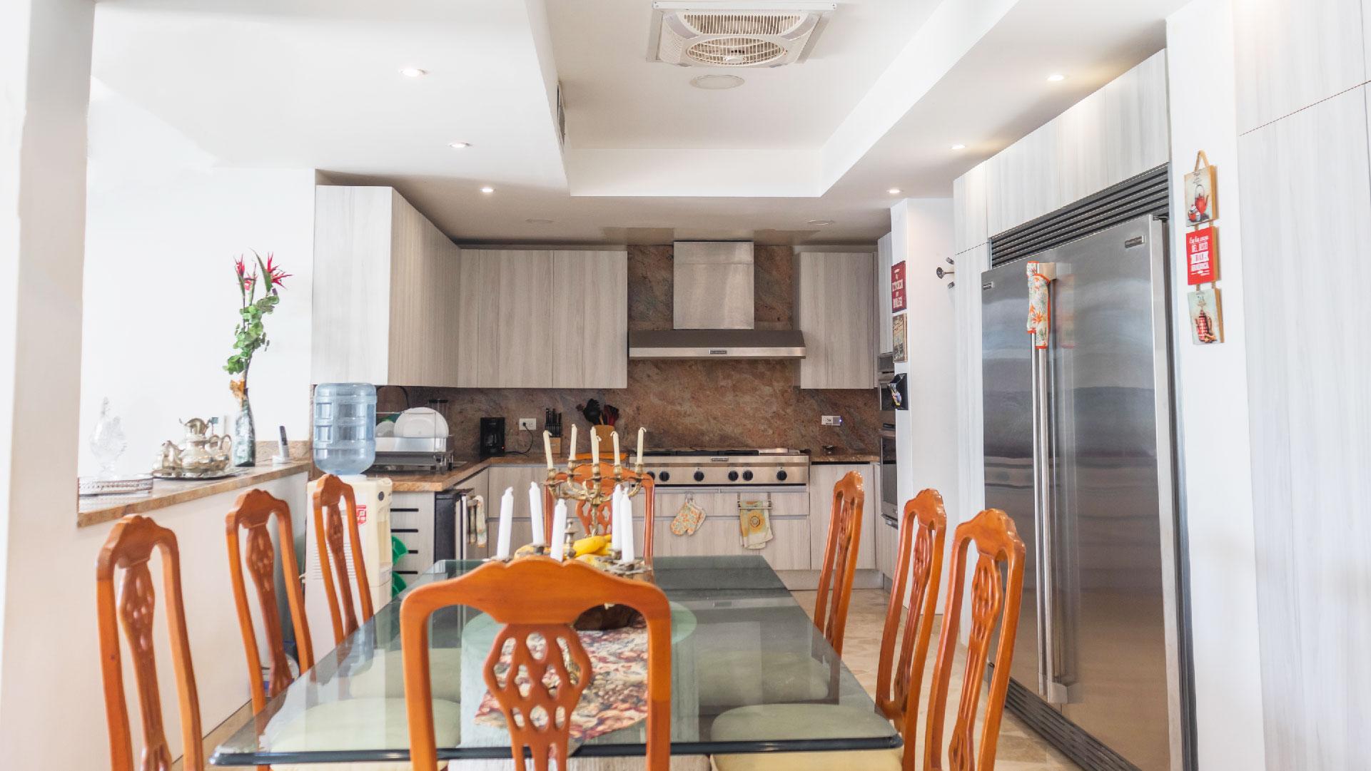 Casa del Faro 63 Casa del Faro Luxuries Homes Cartagena comedor cerca de la cocina – Un ambiente acogedor y sofisticado para disfrutar de tus comidas con comodidad y estilo
