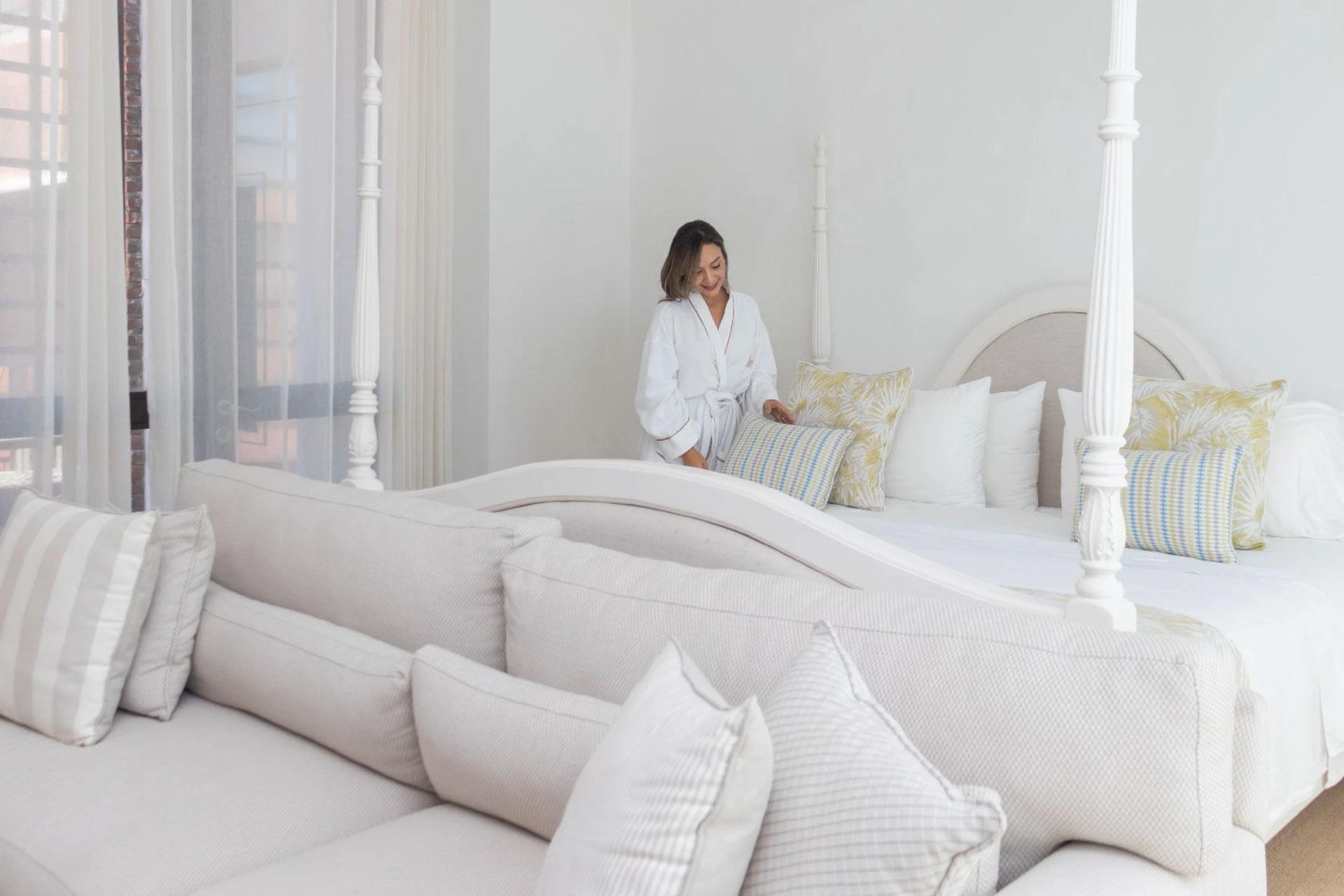Cattleya 51 Dormitorio en Casa Cattleya, Cartagena, con decoración sofisticada, cama amplia y detalles que garantizan confort y elegancia